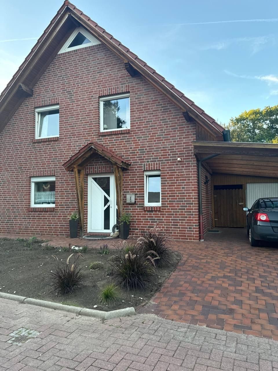 Hausansicht mit Carport
